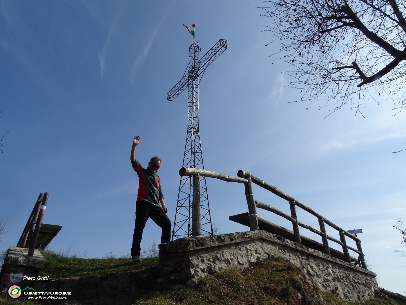 55 In vetta al Monte Ubione (895 m).JPG